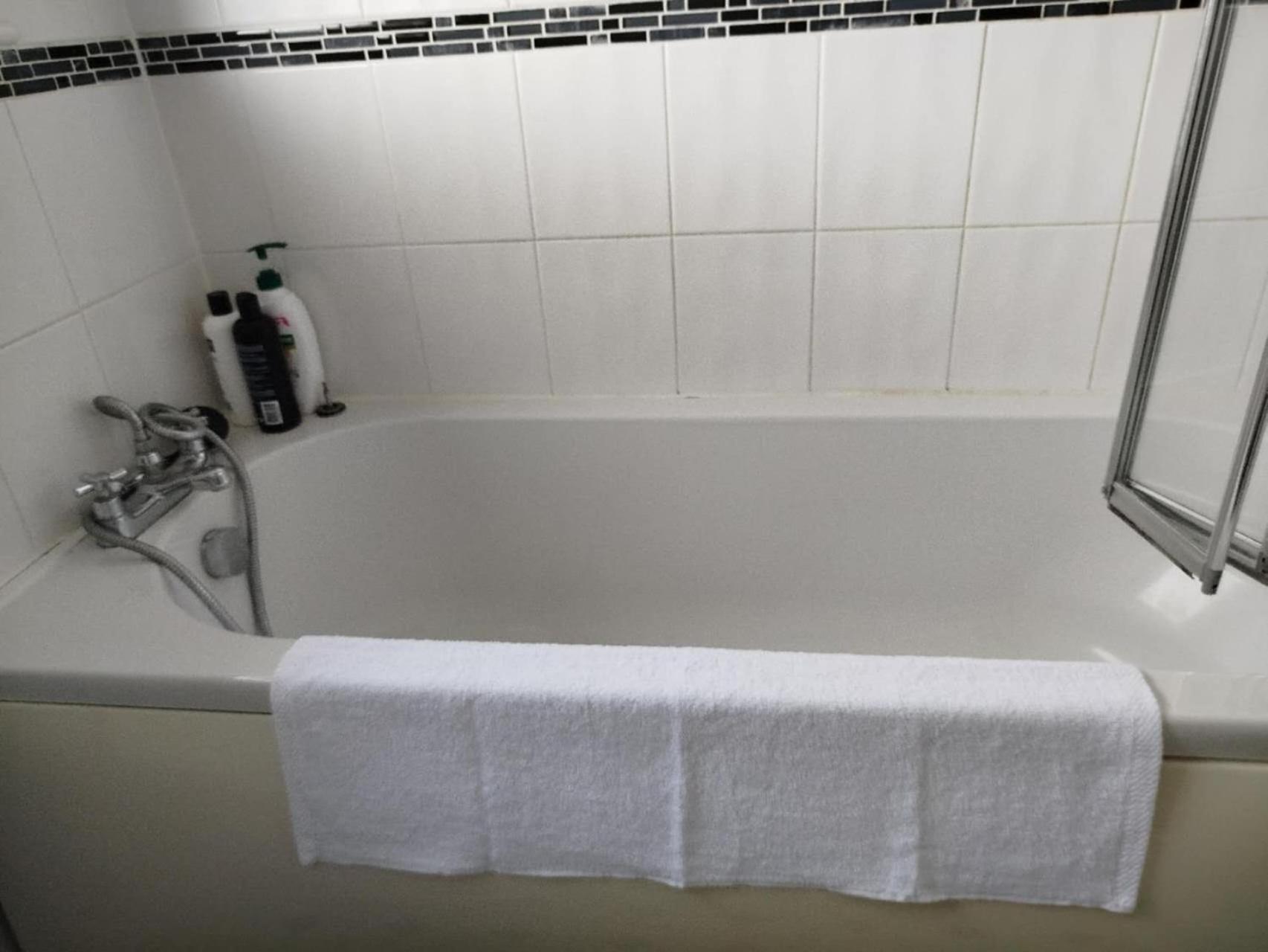 Rumah liburan Cozy One Bedroom Holiday With Free Parking *